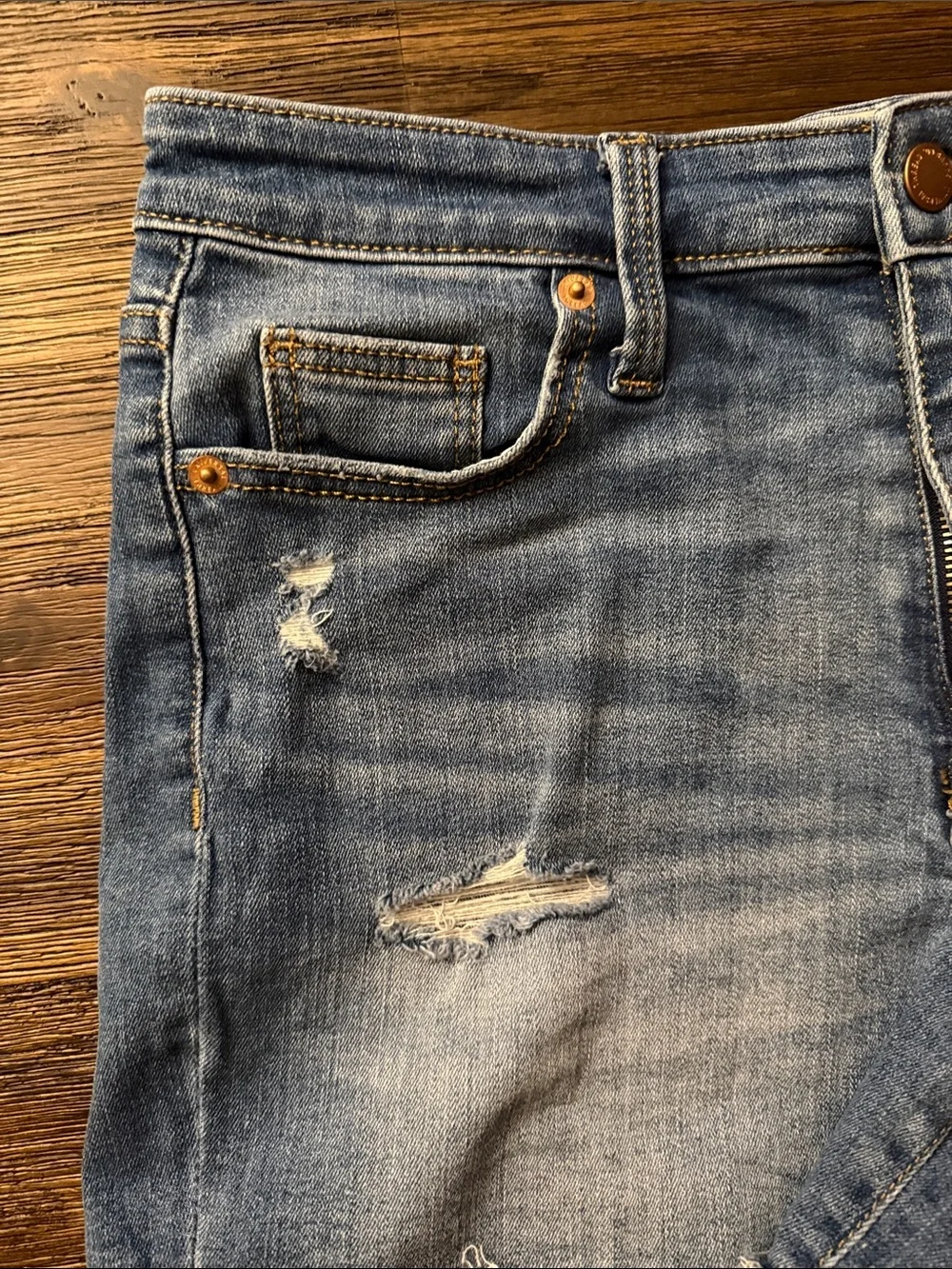 Universal Thread High Rise Medium Wash Distressed Denim Midi Shorts Size 6/28R